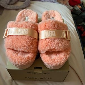 UGG fluffita slides